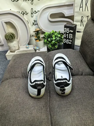 Adidas 白黑无鞋带T-strap褶边装饰细节生活运动鞋 8
