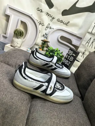 Adidas 白黑无鞋带T-strap褶边装饰细节生活运动鞋 9