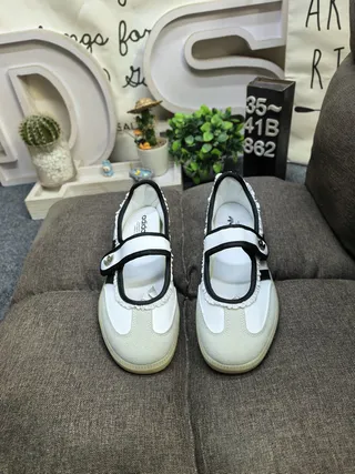 Adidas 白黑无鞋带T-strap褶边装饰细节生活运动鞋 10