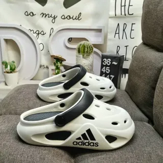 Adidas সাদা কালো মোল্ডেড ফোম নির্মাণ বাতাস চলাচলযোগ্য ছিদ্র ক্লগ