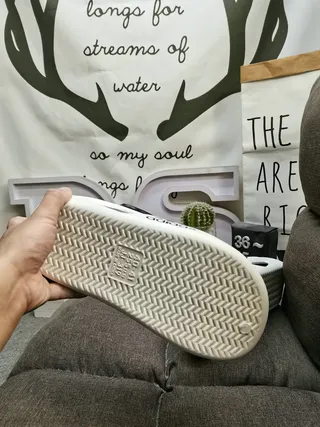 Adidas blanco negro moldeado espuma construcción ventilado perforaciones zueco 4