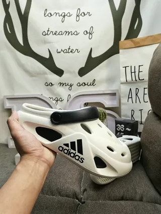 Adidas blanco negro moldeado espuma construcción ventilado perforaciones zueco 5