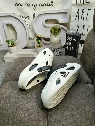 Adidas blanco negro moldeado espuma construcción ventilado perforaciones zueco 6