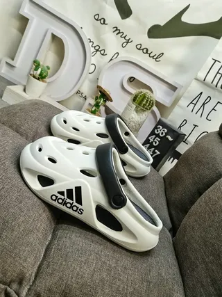 Adidas blanco negro moldeado espuma construcción ventilado perforaciones zueco 7