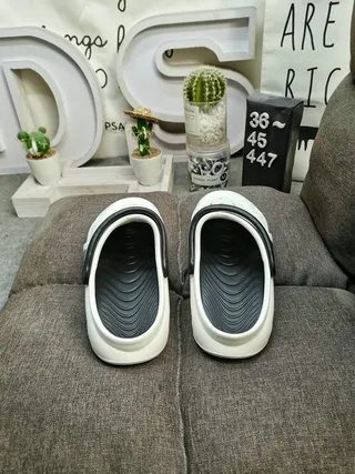 Adidas blanco negro moldeado espuma construcción ventilado perforaciones zueco 8