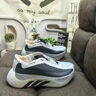 Adidas Chaussures de course blanches grises avec semelle intermédiaire monolithique sculptée et empeigne en maille ingénierée