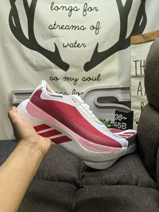 Adidas Chaussures de course blanches grises avec semelle intermédiaire monolithique sculptée et empeigne en maille ingénierée 5