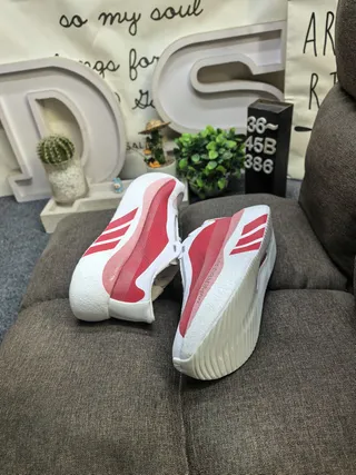 Adidas Chaussures de course blanches grises avec semelle intermédiaire monolithique sculptée et empeigne en maille ingénierée 6