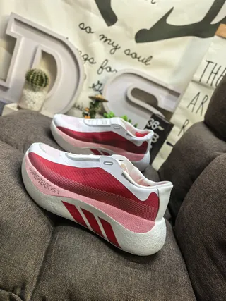 Adidas Chaussures de course blanches grises avec semelle intermédiaire monolithique sculptée et empeigne en maille ingénierée 7
