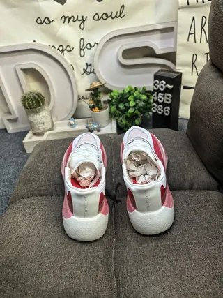 Adidas Chaussures de course blanches grises avec semelle intermédiaire monolithique sculptée et empeigne en maille ingénierée 8