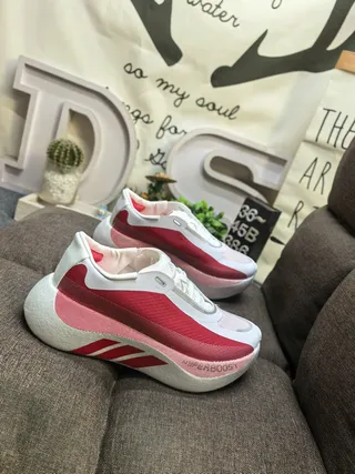 Adidas Chaussures de course blanches grises avec semelle intermédiaire monolithique sculptée et empeigne en maille ingénierée 9