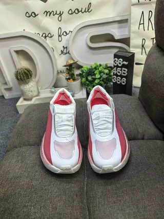 Adidas Chaussures de course blanches grises avec semelle intermédiaire monolithique sculptée et empeigne en maille ingénierée 10