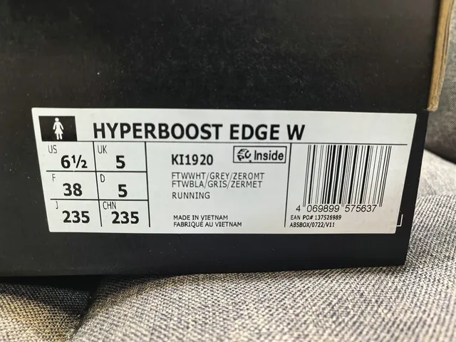 Adidas Chaussures de course blanches grises avec semelle intermédiaire monolithique sculptée et empeigne en maille ingénierée 12