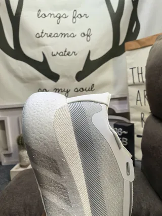 Adidas Chaussures de course blanches grises avec semelle intermédiaire monolithique sculptée et empeigne en maille ingénierée 13