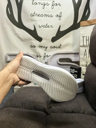 Adidas Chaussures de course blanches grises avec semelle intermédiaire monolithique sculptée et empeigne en maille ingénierée 14