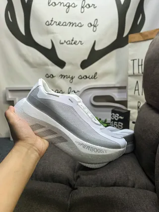 Adidas Chaussures de course blanches grises avec semelle intermédiaire monolithique sculptée et empeigne en maille ingénierée 15
