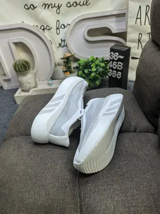 Adidas Chaussures de course blanches grises avec semelle intermédiaire monolithique sculptée et empeigne en maille ingénierée 16
