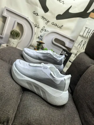 Adidas Chaussures de course blanches grises avec semelle intermédiaire monolithique sculptée et empeigne en maille ingénierée 17