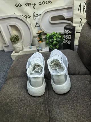 Adidas Chaussures de course blanches grises avec semelle intermédiaire monolithique sculptée et empeigne en maille ingénierée 18