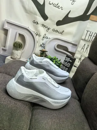 Adidas Chaussures de course blanches grises avec semelle intermédiaire monolithique sculptée et empeigne en maille ingénierée 19