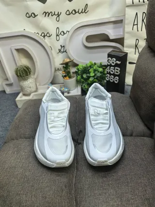 Adidas Chaussures de course blanches grises avec semelle intermédiaire monolithique sculptée et empeigne en maille ingénierée 20