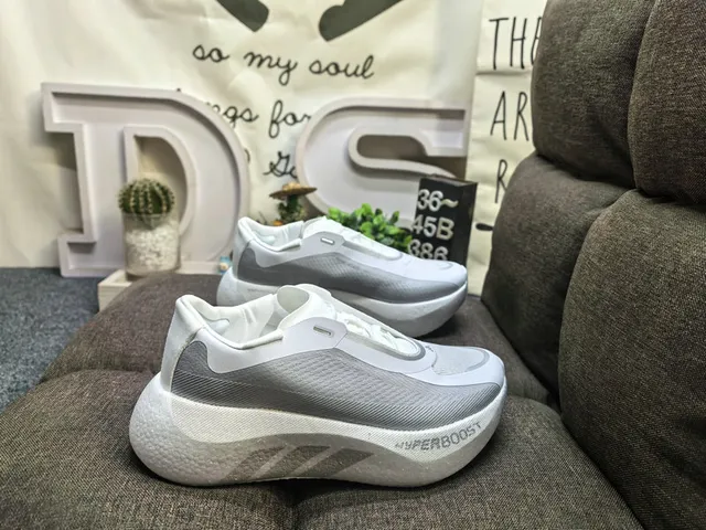 Adidas Chaussures de course blanches grises avec semelle intermédiaire monolithique sculptée et empeigne en maille ingénierée 21