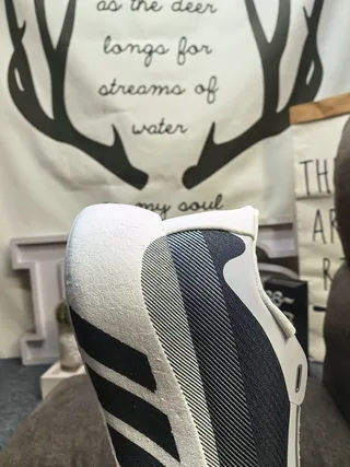 Adidas Chaussures de course blanches grises avec semelle intermédiaire monolithique sculptée et empeigne en maille ingénierée 23