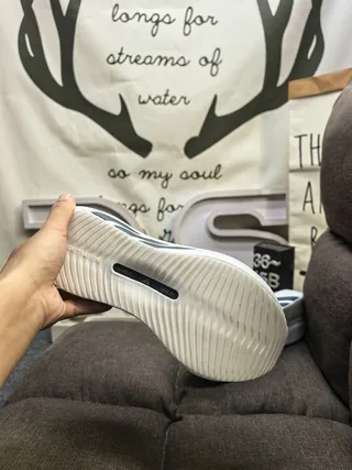 Adidas Chaussures de course blanches grises avec semelle intermédiaire monolithique sculptée et empeigne en maille ingénierée 24