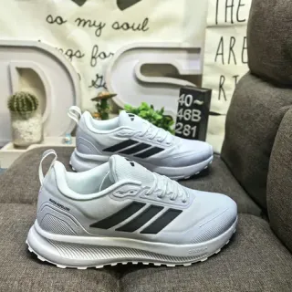 Adidas सफेद तीन पट्टी पानी प्रतिरोधी जीवनशैली स्नीकर