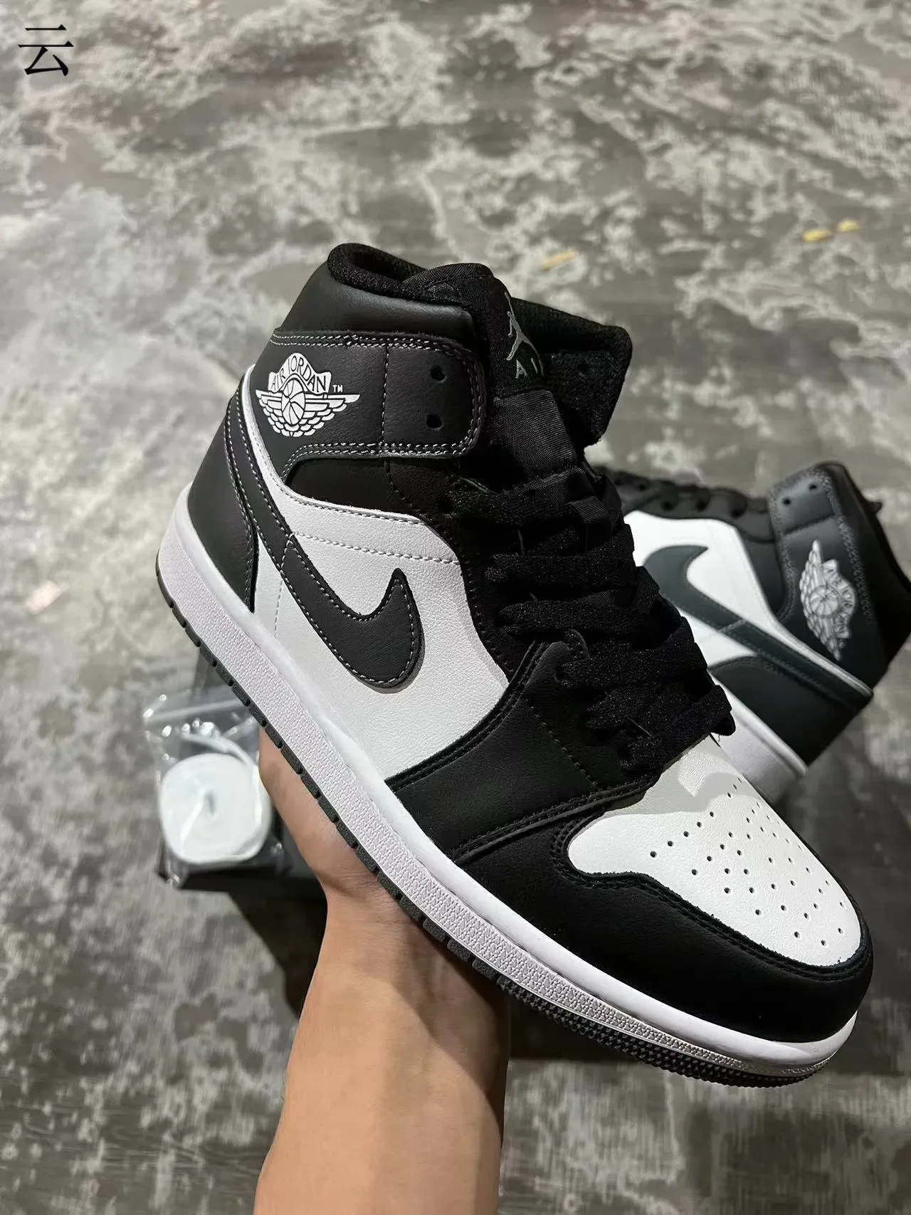 Air Jordan 1 Tênis de Basquete de Couro Preto e Branco 2