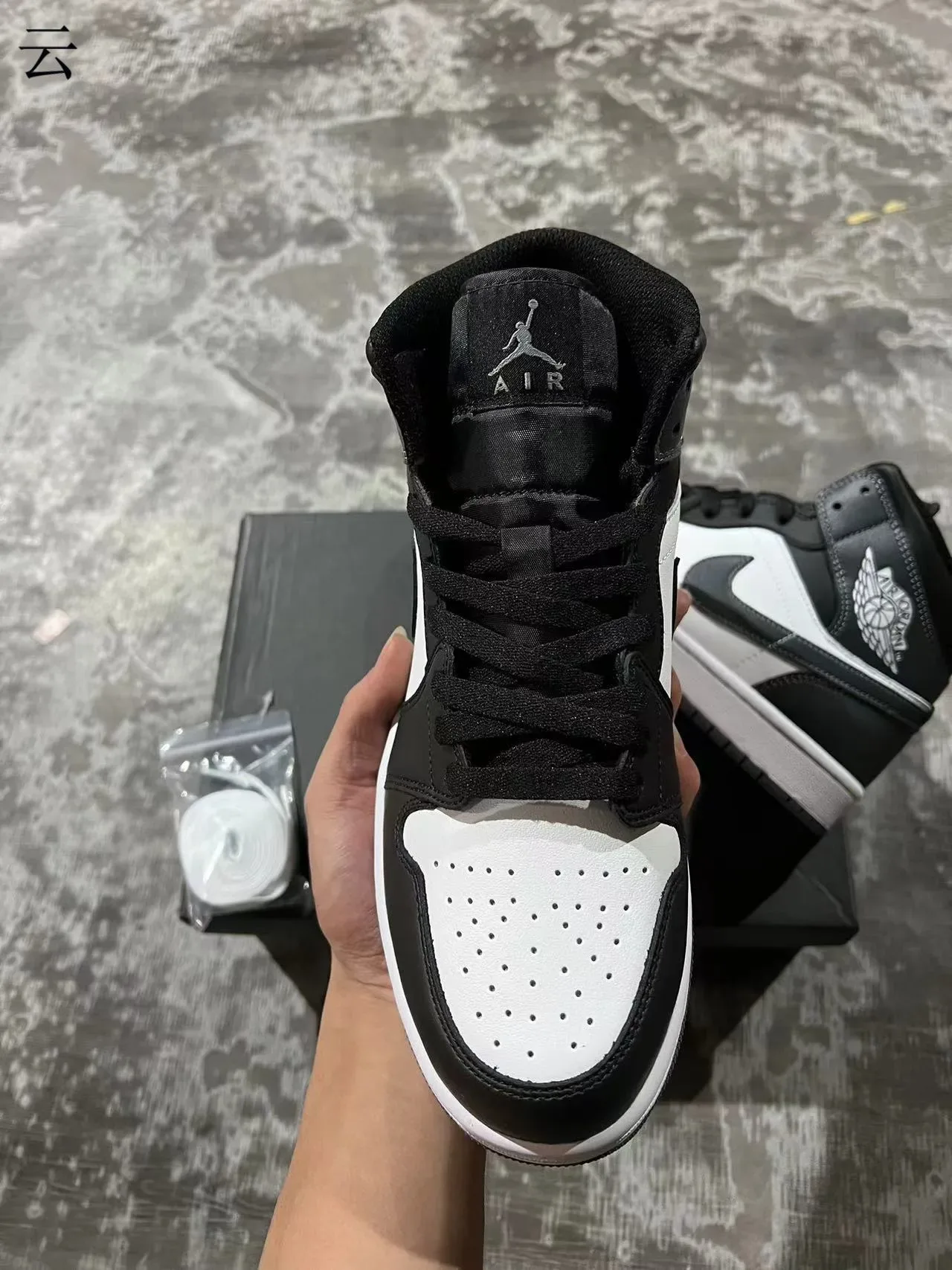 Air Jordan 1 Tênis de Basquete de Couro Preto e Branco 3