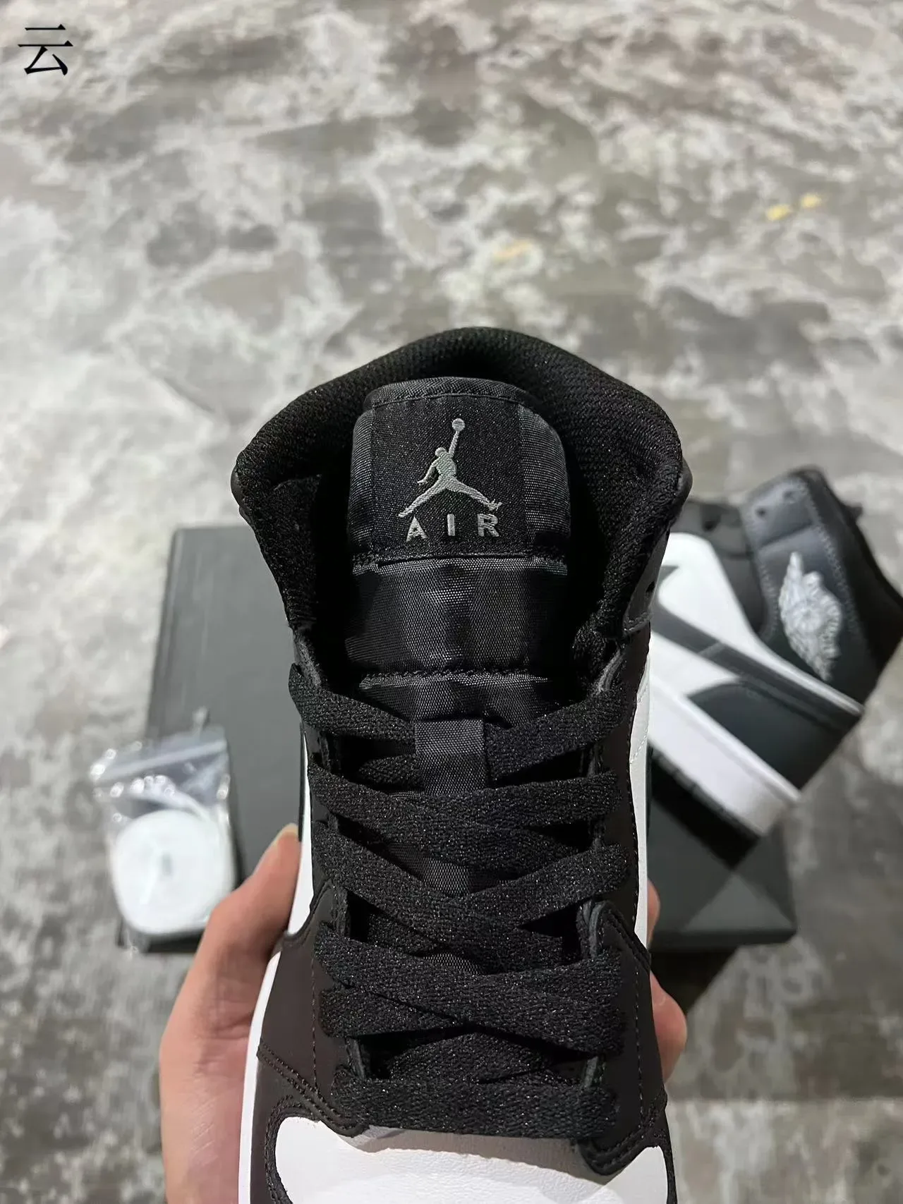 Air Jordan 1 Tênis de Basquete de Couro Preto e Branco 4