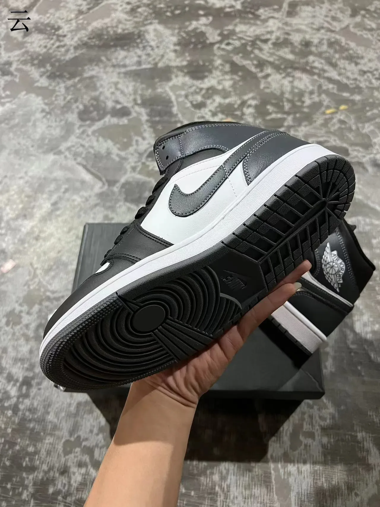 Air Jordan 1 Tênis de Basquete de Couro Preto e Branco 6