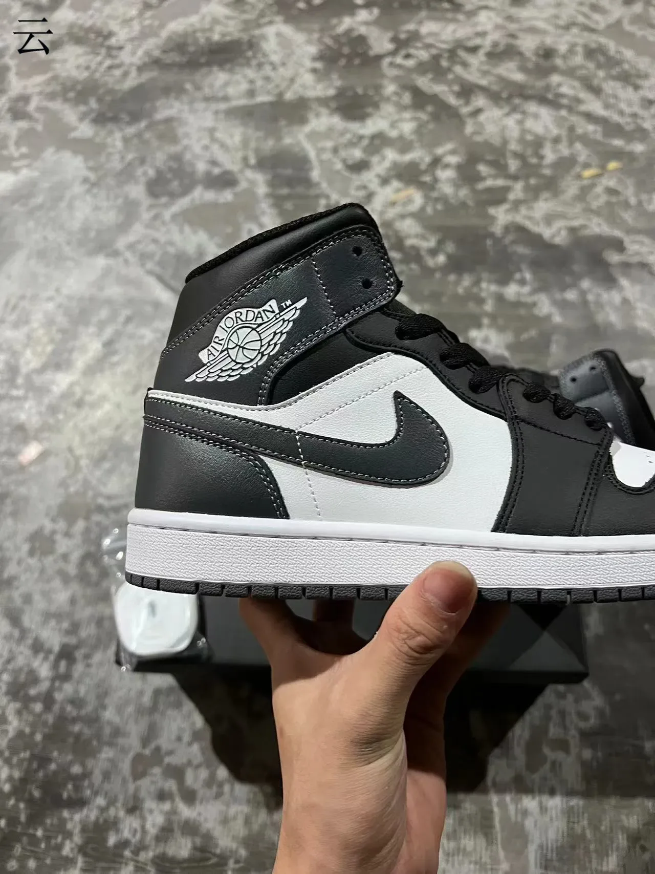 Air Jordan 1 Tênis de Basquete de Couro Preto e Branco 7