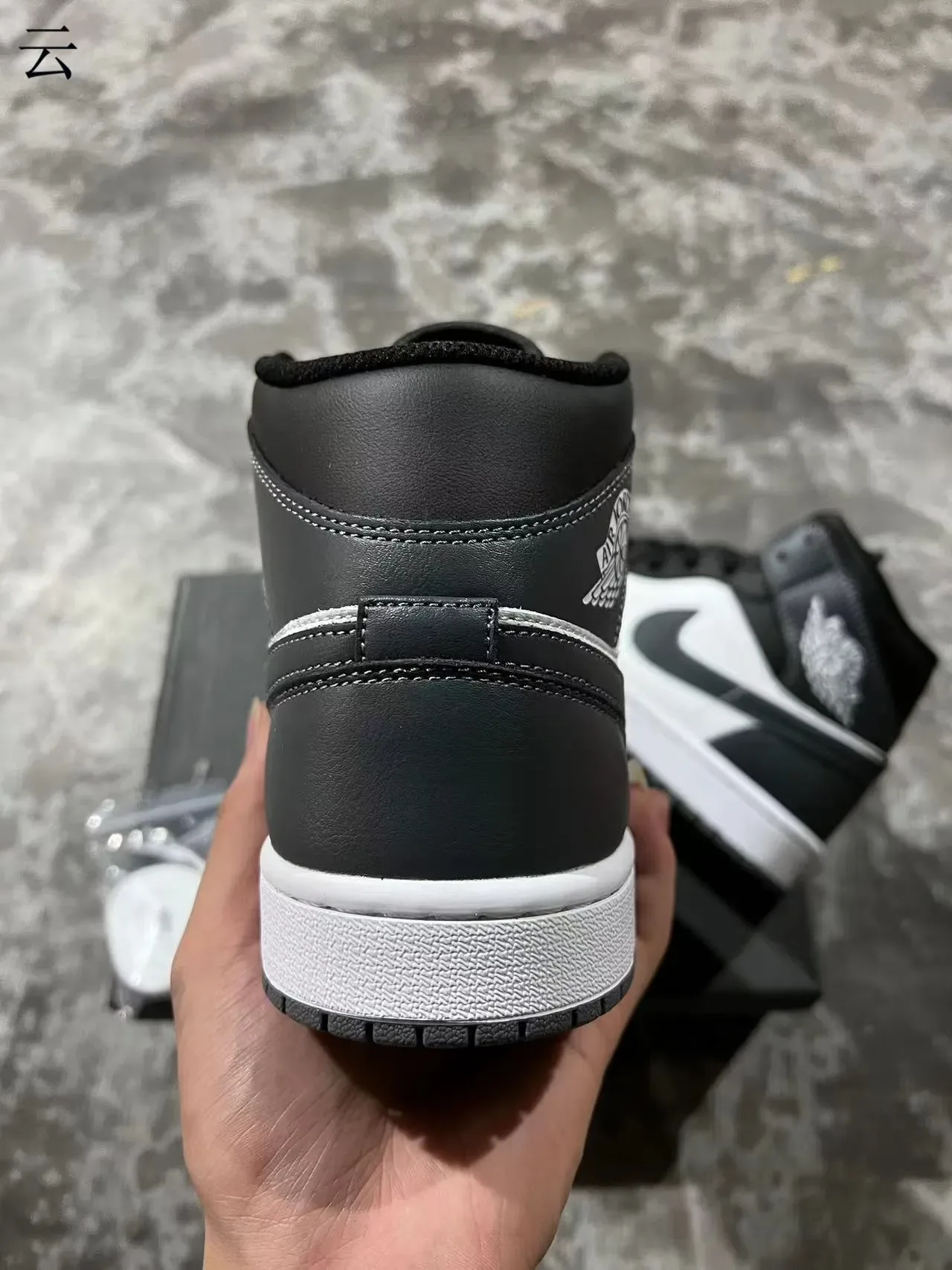 Air Jordan 1 Tênis de Basquete de Couro Preto e Branco 8