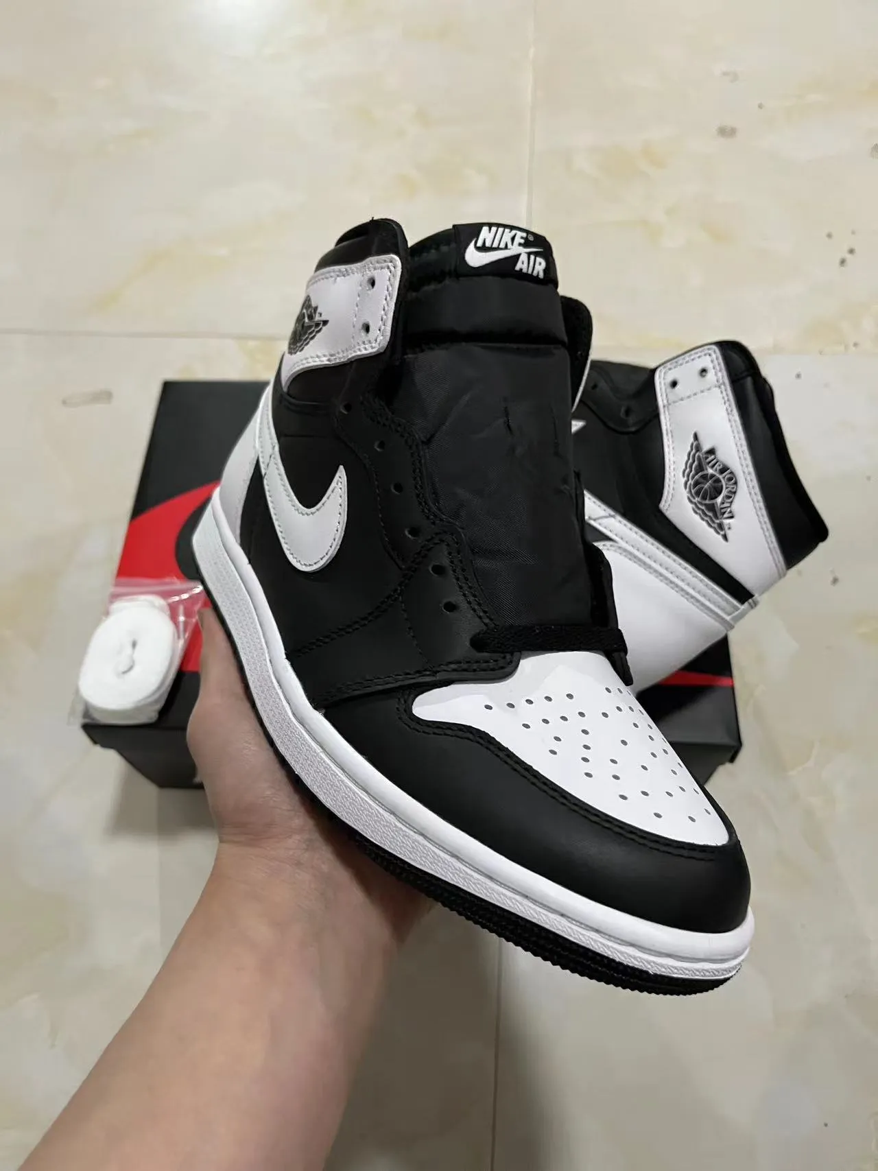 Air Jordan 1 Black and White Leather High-Top Basketball Shoes 2