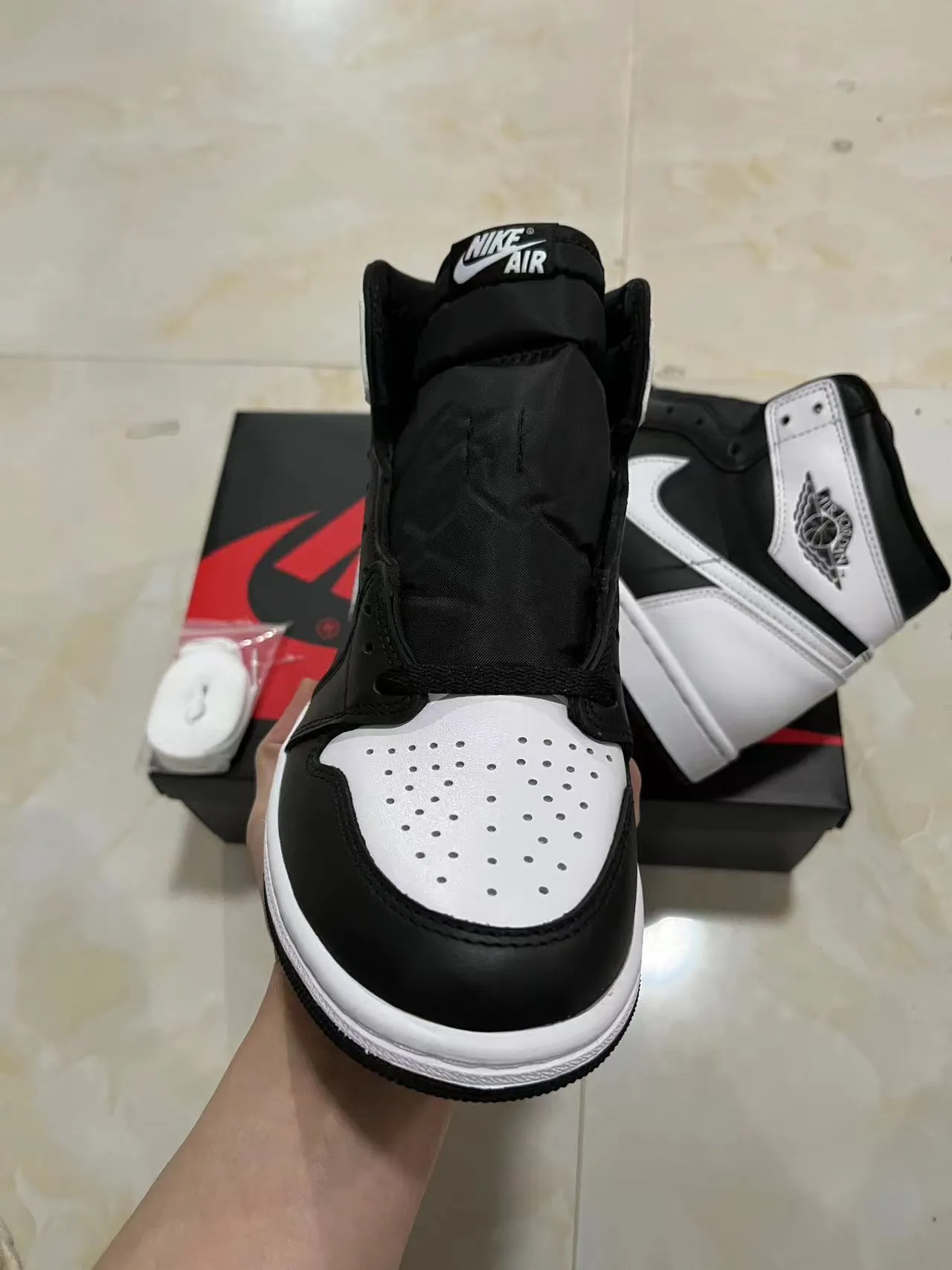 Air Jordan 1 Black and White Leather High-Top Basketball Shoes 3