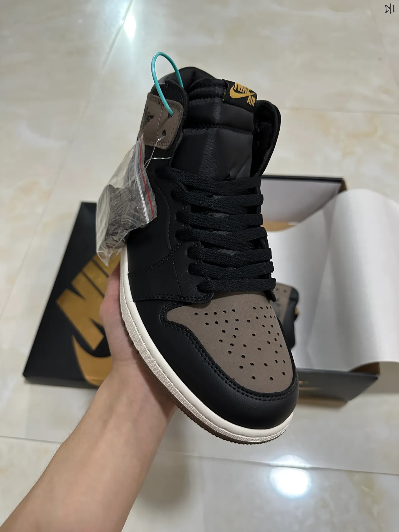 Tênis de basquete de cano alto Air Jordan 1 preto e taupe 2