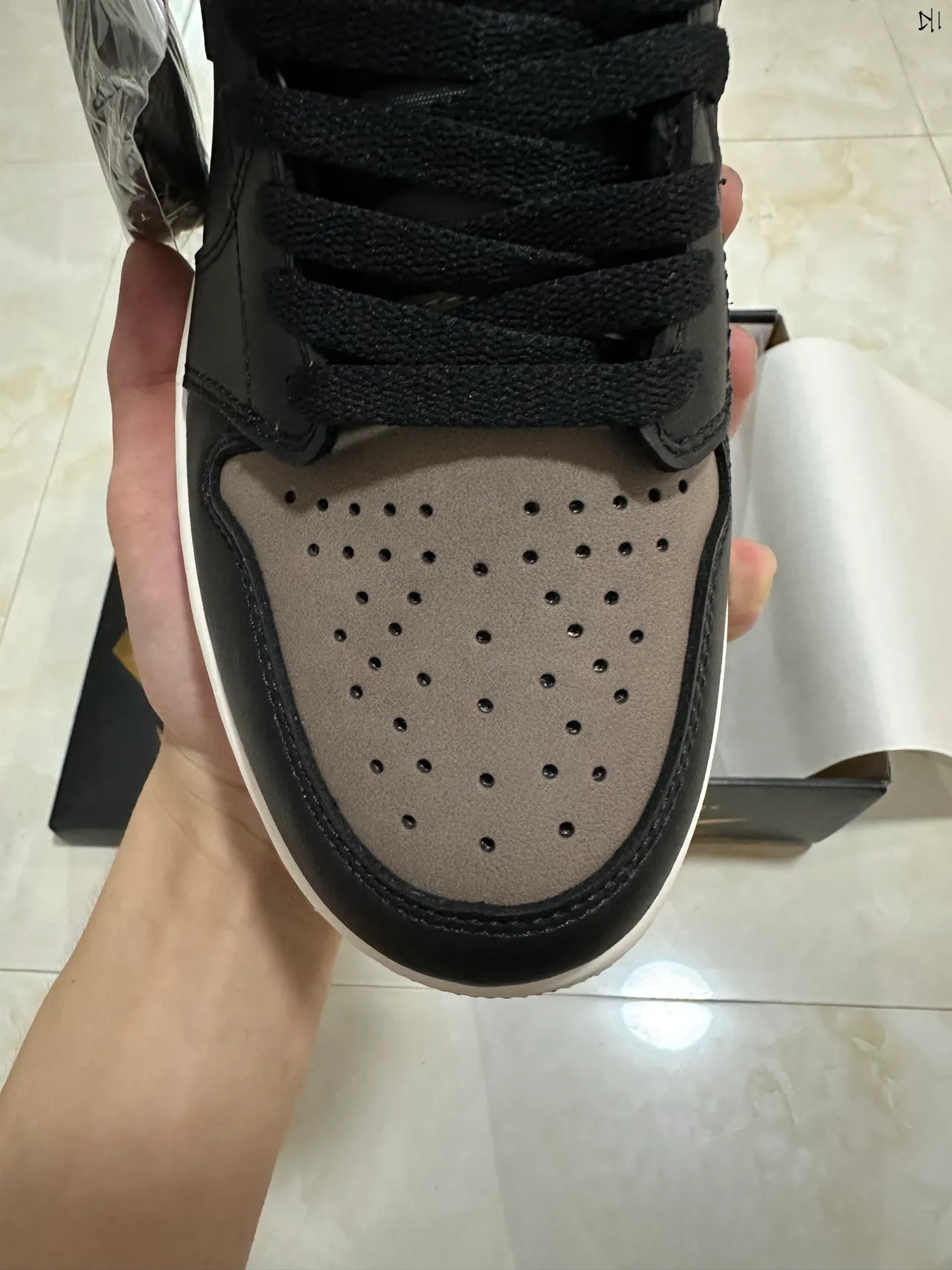 Tênis de basquete de cano alto Air Jordan 1 preto e taupe 3