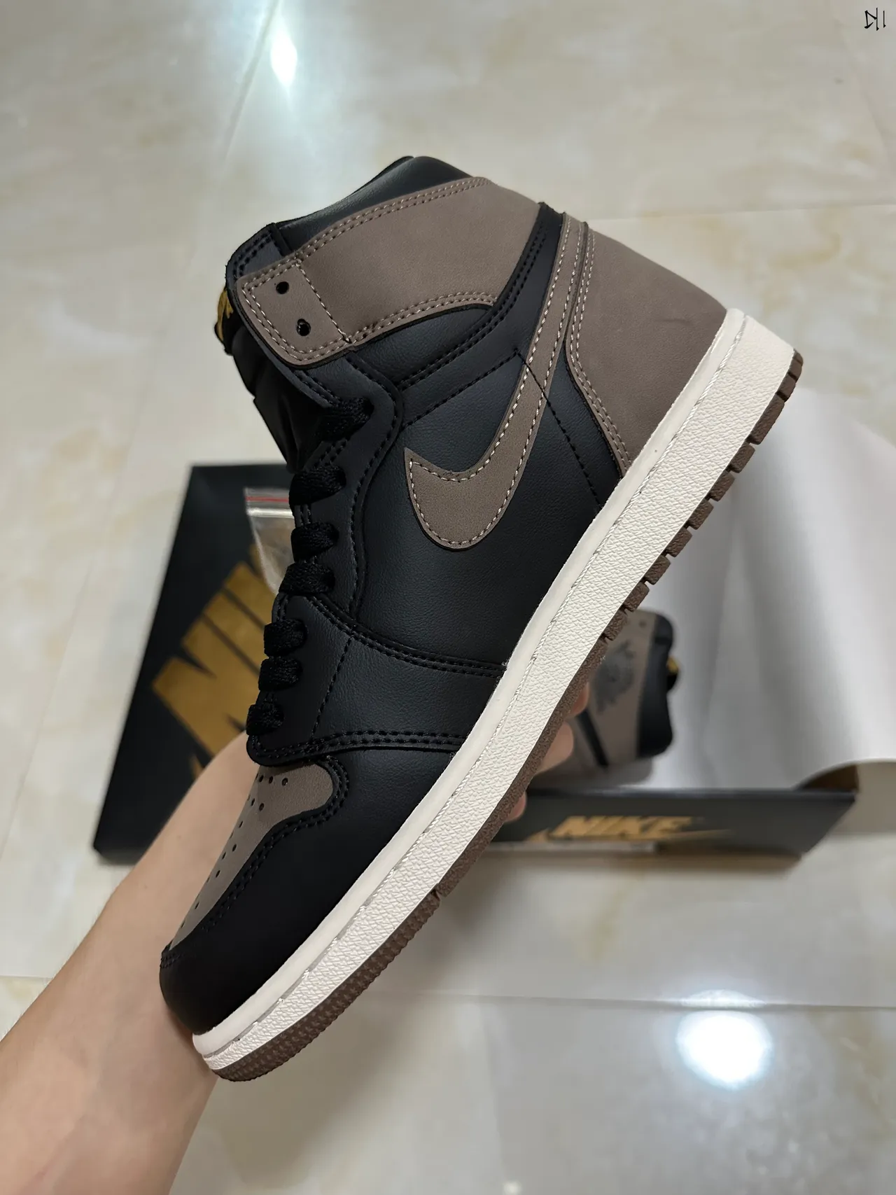 Tênis de basquete de cano alto Air Jordan 1 preto e taupe 4