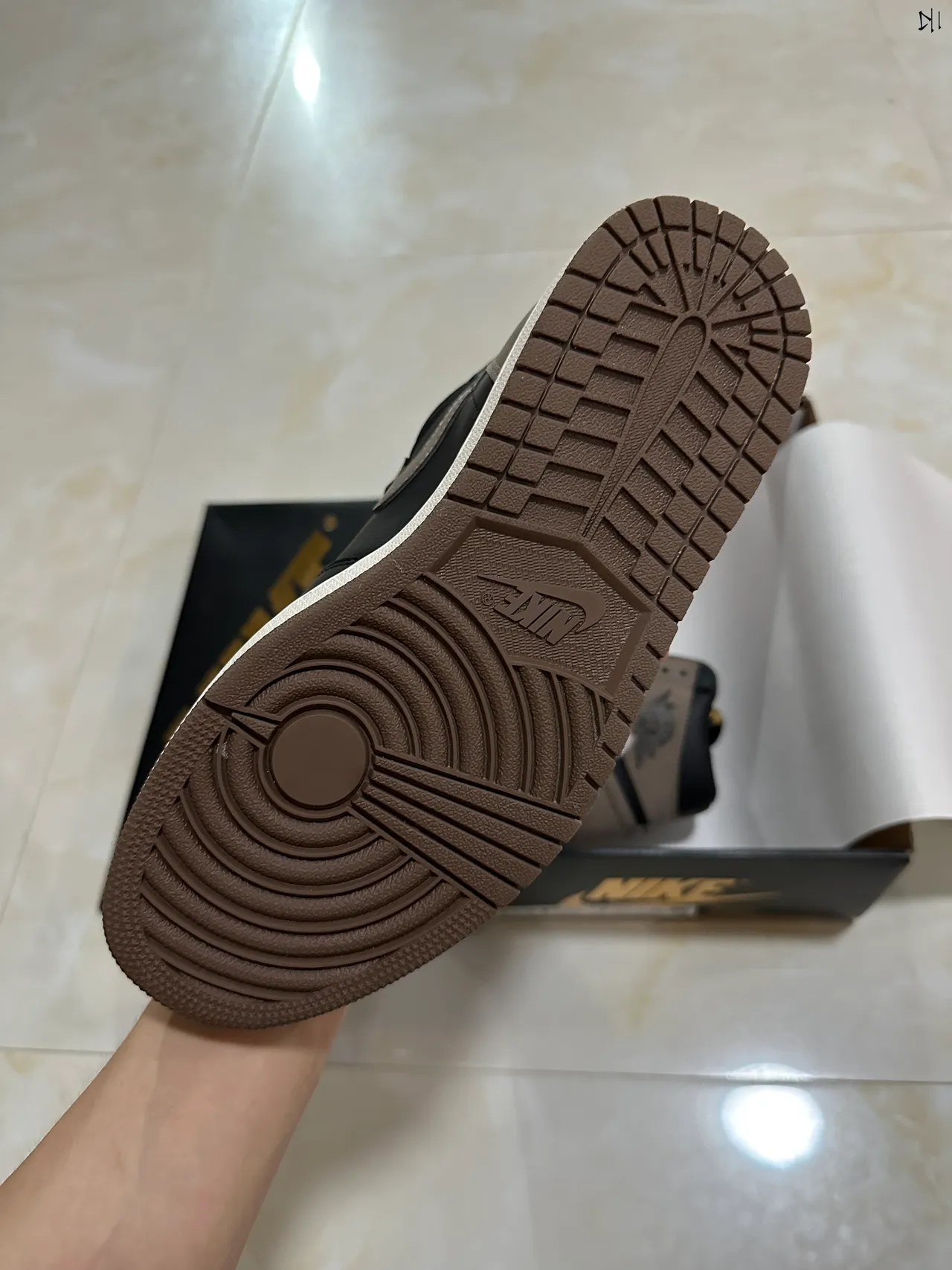 Tênis de basquete de cano alto Air Jordan 1 preto e taupe 5