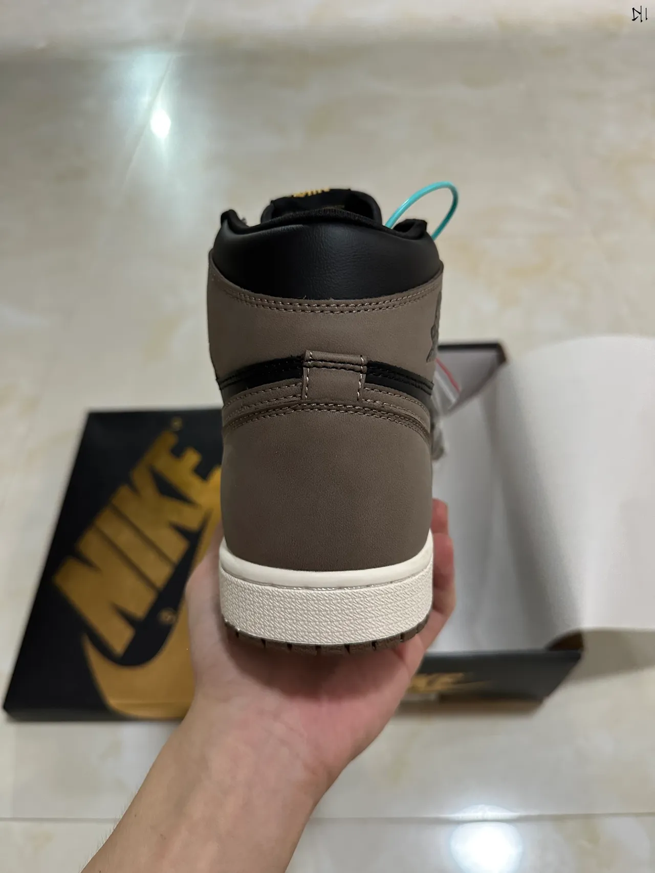 Tênis de basquete de cano alto Air Jordan 1 preto e taupe 6