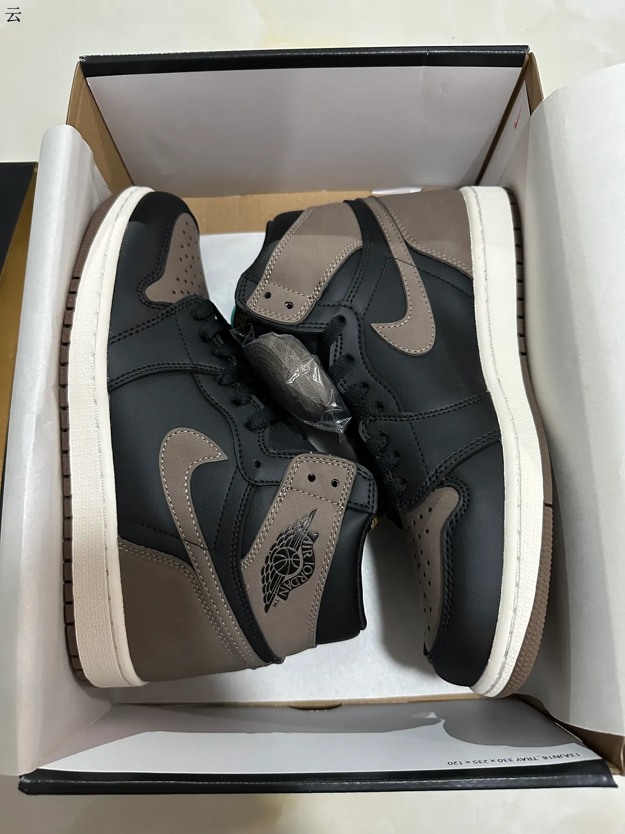 Tênis de basquete de cano alto Air Jordan 1 preto e taupe 7