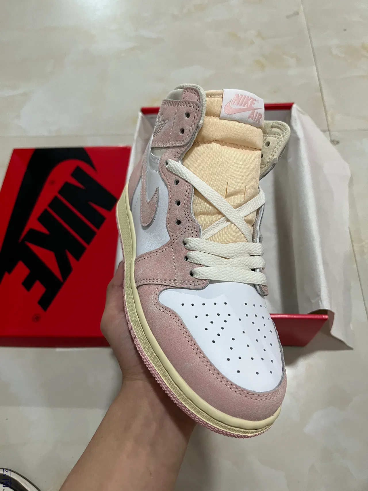 Air Jordan 1 High Zapatillas de Baloncesto de Ante Rosa y Blanco 2