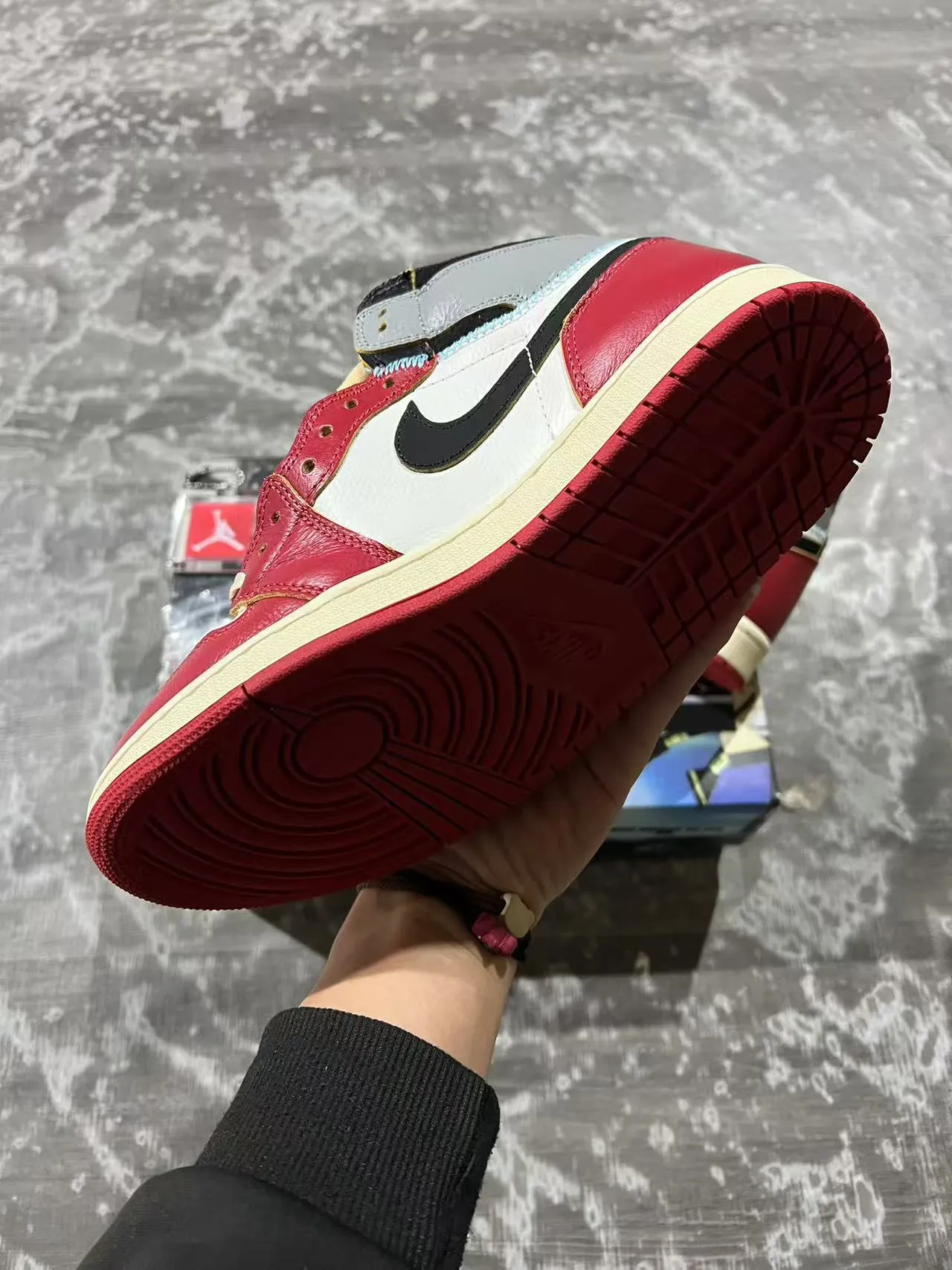 Air Jordan 1 High Red White Black Basketball Shoes 4