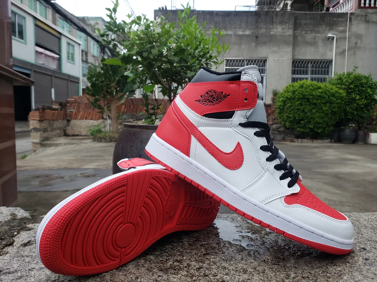 Air Jordan 1 High White Red Black Basketball Shoes 4