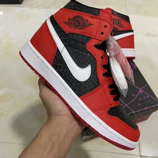 Air Jordan 1 红黑高帮蜘蛛网图案覆层篮球鞋
