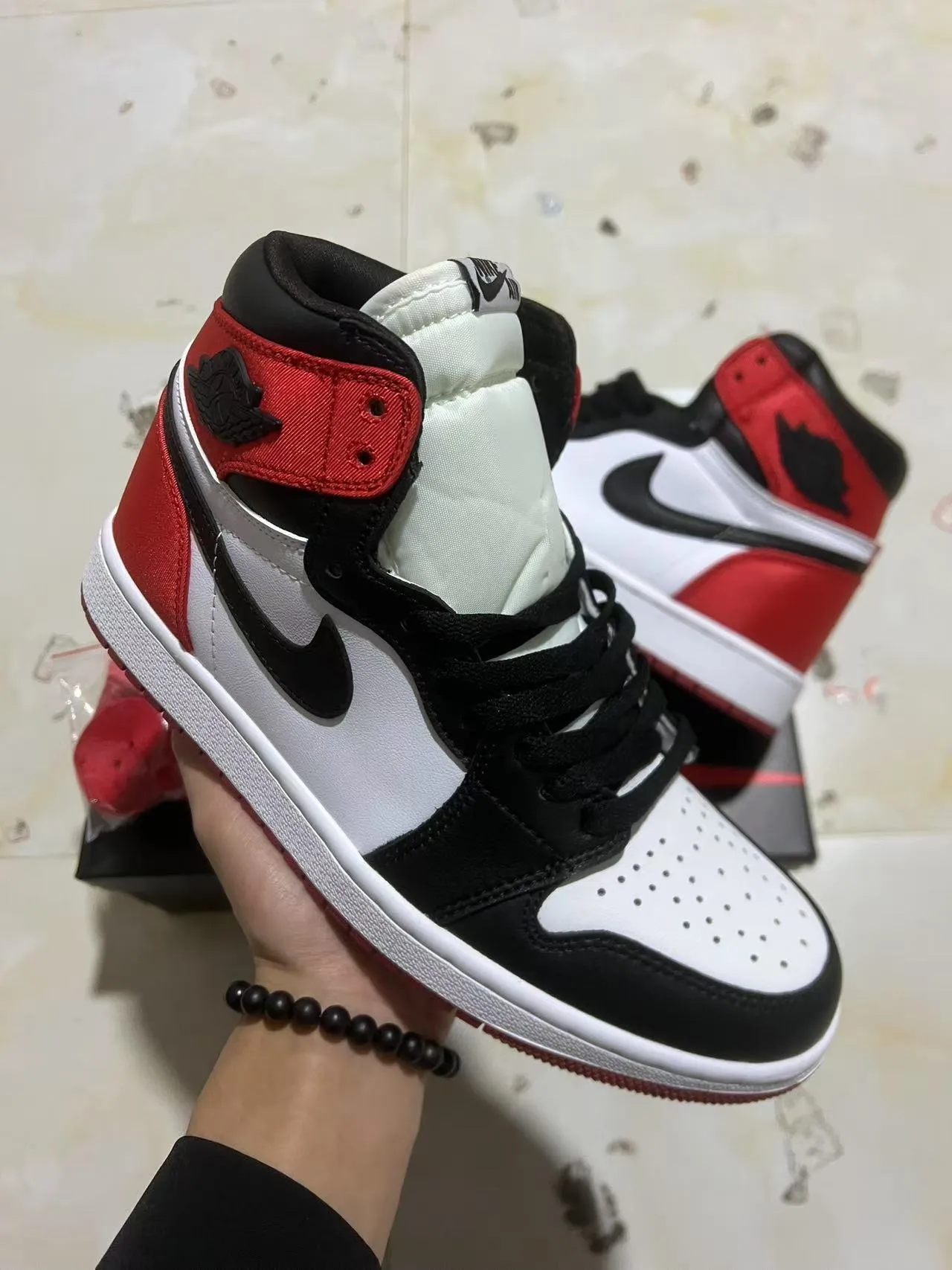 Air Jordan 1 White Red High-Top Leather Upper Basketball Shoes 2