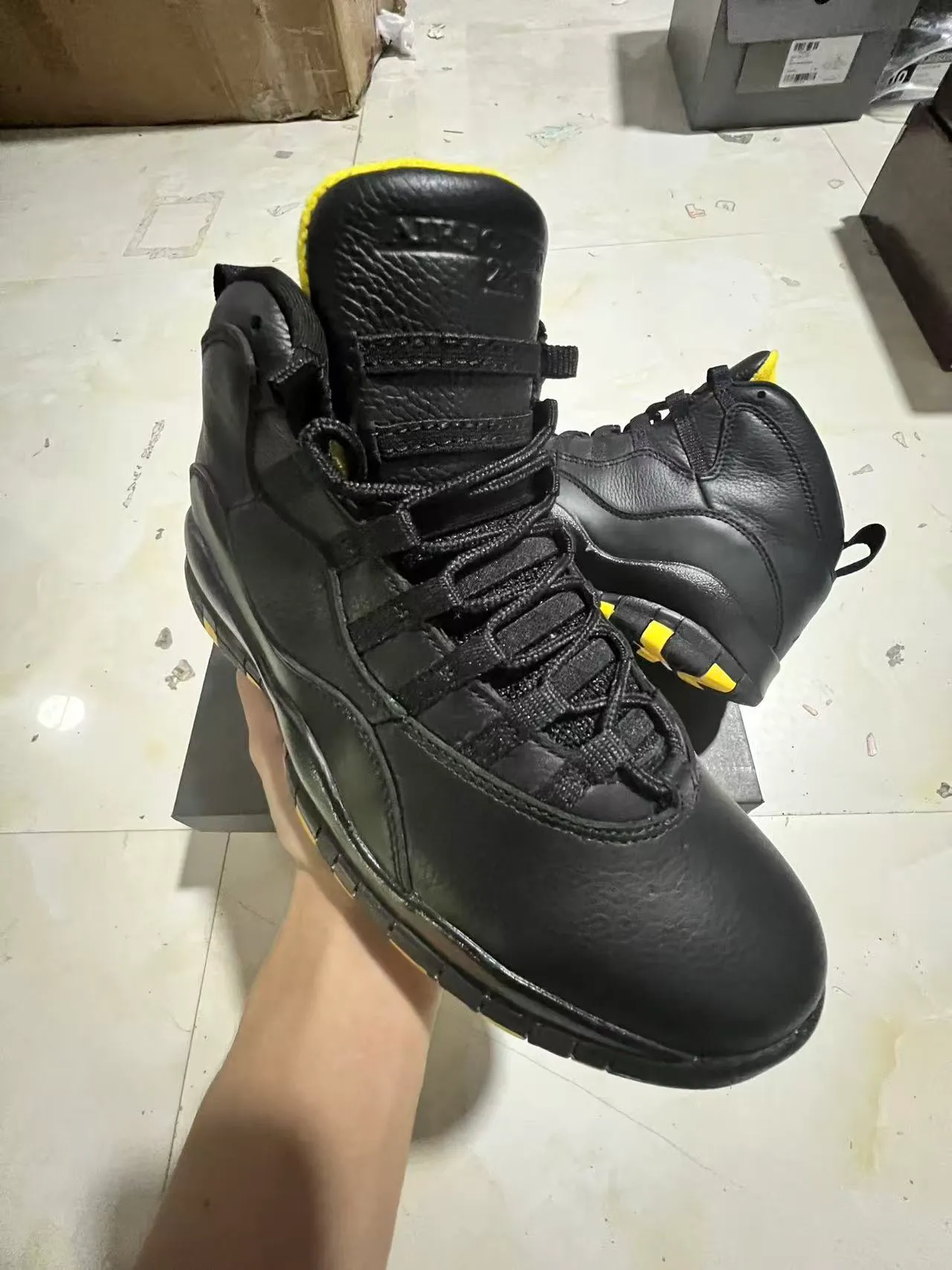 Chaussures de basketball Air Jordan 10 noir et jaune 2