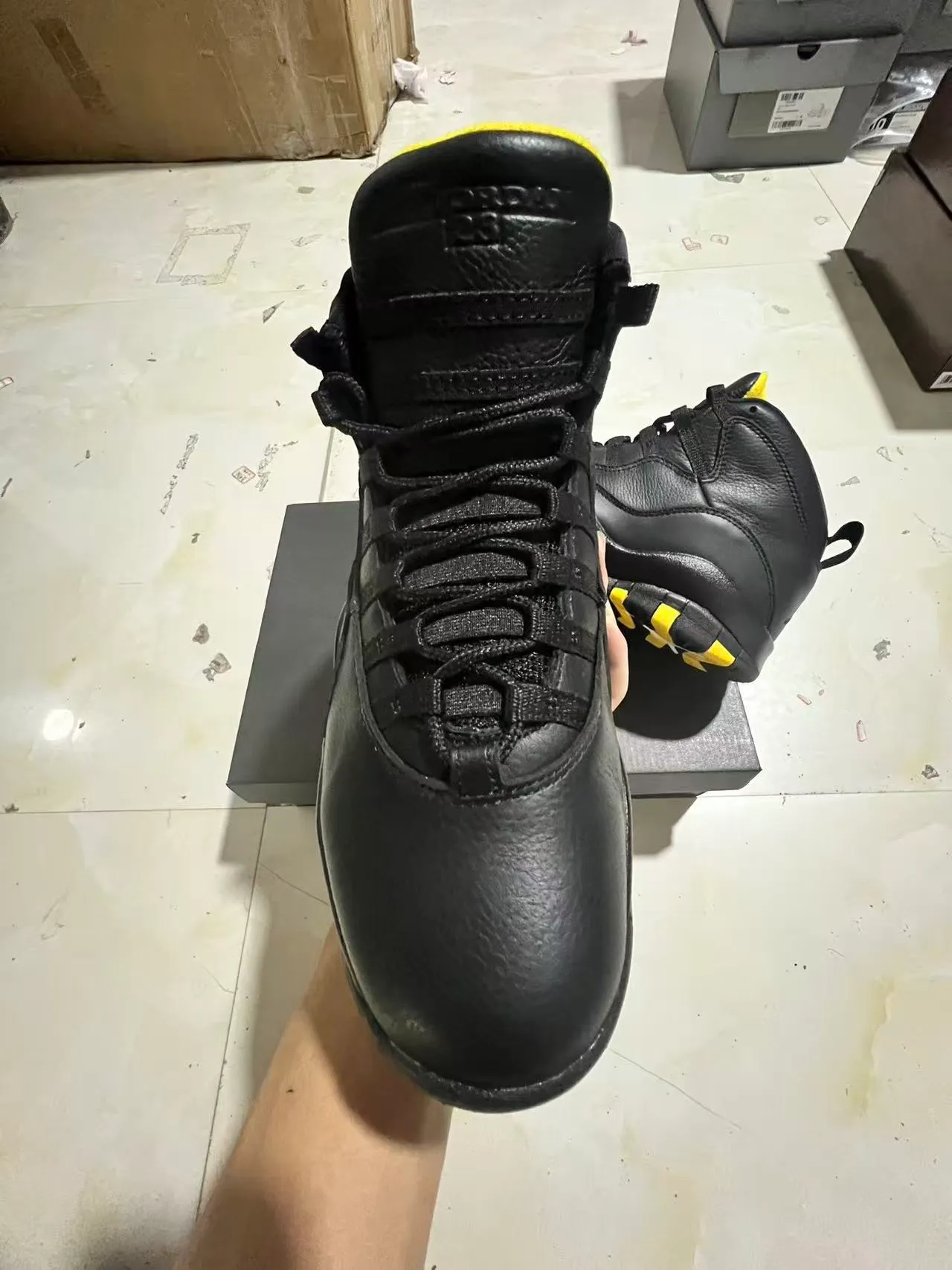 Chaussures de basketball Air Jordan 10 noir et jaune 3